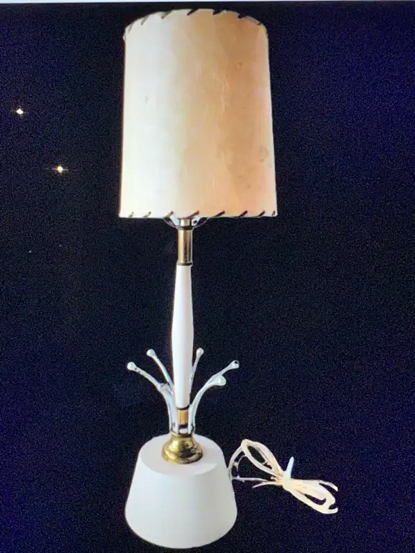 VINTAGE MCM LAMP WITH SHADE WORKING in Arts & Collectibles in Mississauga / Peel Region - Image 4