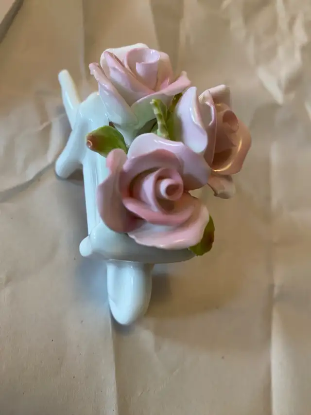 Coalport Bone China Figurine in Arts & Collectibles in Mississauga / Peel Region - Image 2