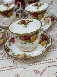 Old Country Roses Royal Albert Bone China tea cup and saucer- mi