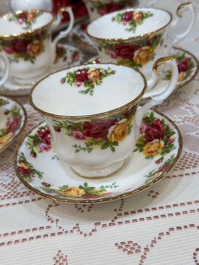 Old Country Roses Royal Albert Bone China tea cup and saucer- mi in Kitchen & Dining Wares in Oakville / Halton Region