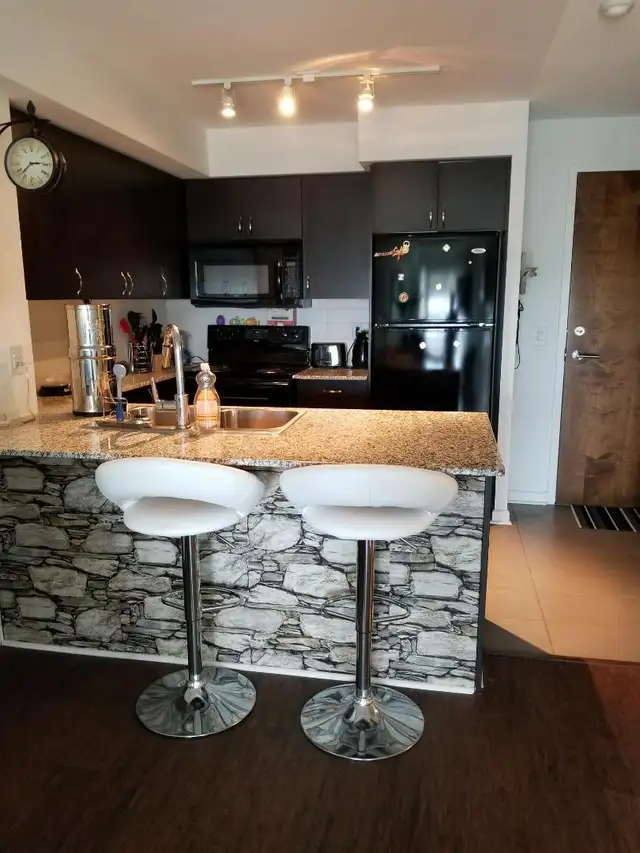 1Bedroom Den /2 Bathrooms, Nr. GO Stn, Balcony facing Bay