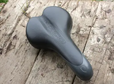 NORCO Bicycle Seat / Saddle / Selle de vélo en parfait état, View more