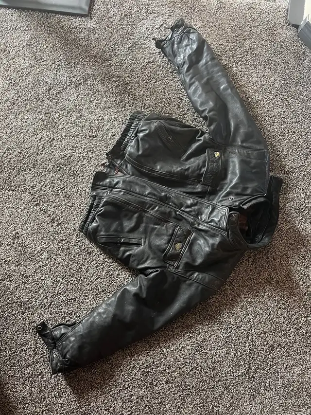 Mens Large Leather jacket in Road in Calgary - Image 3