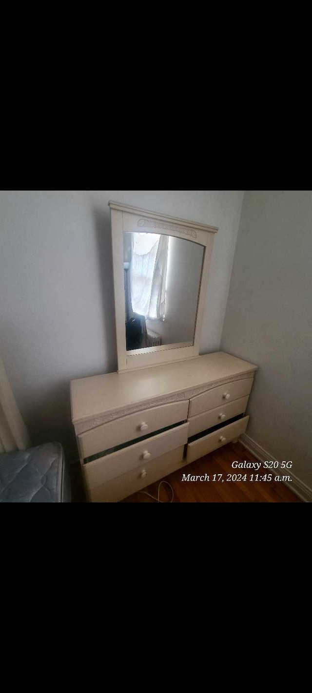 Full Set - Double Bed - Mirror Dresser - Two Regular Cabinets  dans Lits et matelas  à Ville de Montréal - Image 3