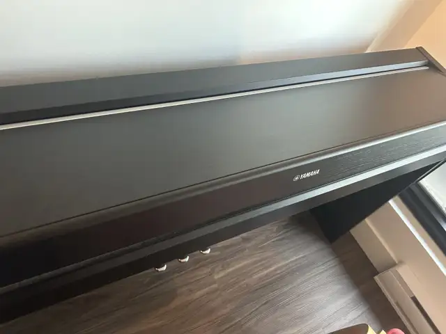 Yamaha piano in Pianos & Keyboards in City of Montréal - Image 3