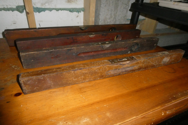 Lot de 4 niveaux anciens en bois: 2 Stanley no. 0 (24 et 28"), H dans Art et objets de collection  à Laurentides