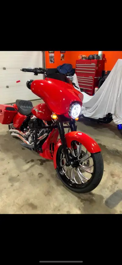 2010 street glide with 96cc . 41000 km Lots of extras This bike turns heads Runs like a dream Well l...