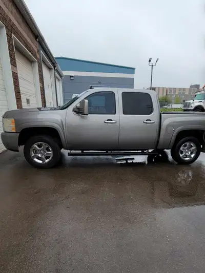 2007 Chevrolet Silverado 1500 crew cab RWD. It is pretty clean for the year. Cluster shows 367,000km...