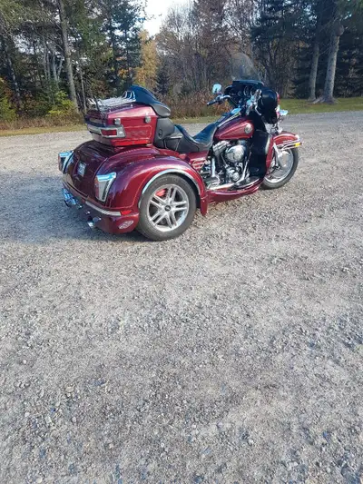 Harley davidson F. L .H . 2001 1450 CC trike california 85,000 Kilomètres Propriétaire depuis 2001 A...