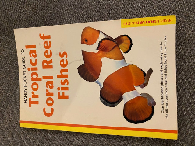 Handy Pocket Guide to Tropical Coral Reef Fishes Paperback in Non-fiction in Oakville / Halton Region