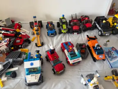 LEGO, LEGOS, CARS, TRUCKS, MOTORBIKES, WITH FIGURINES, AND BULK LEGO, PRICE IS 180$ GREAT SELECTION...