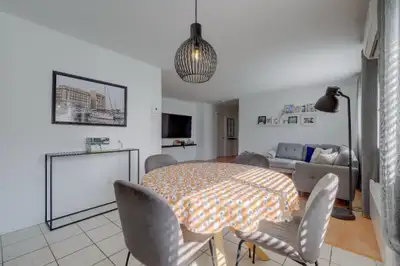 Très grand et beau 4 et demis avec cour privée