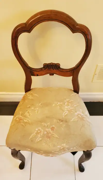 ANTIQUE CIRCA 1870 VICTORIAN CARVED WALNUT ORIGINAL FINISH PARLOR CHAIR. DIMENSIONS: 17" W X 17" D X...