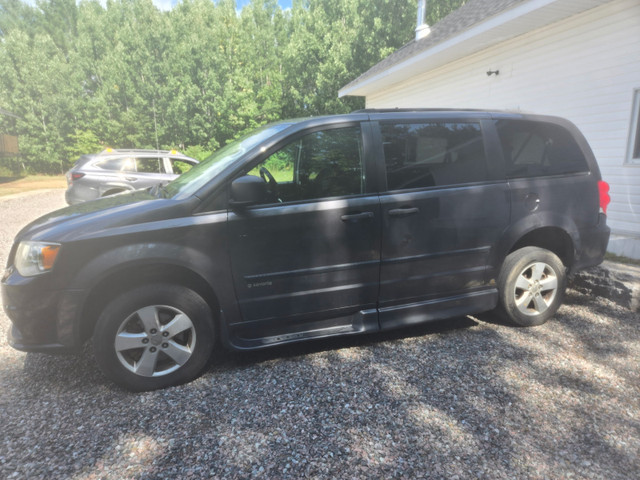 2017 adapted dodge caravan in Cars & Trucks in Gatineau - Image 3