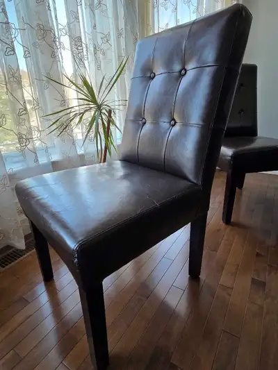 4 (quatre) chaises en cuir capitonné, couleur espresso, View more