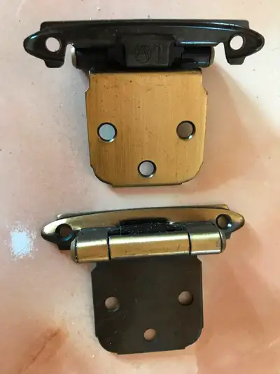 12 paires de charnières pour portes d’armoire de cuisine ou autre, Marque Amerock, en brasse. 2$ cha...