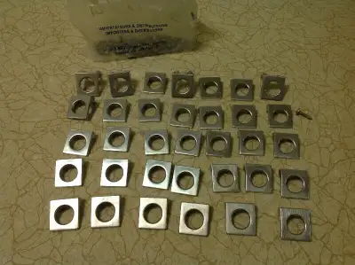 Lot de 36 poignées d'armoires. Elles sont en métal, peut-être du laiton chromé. Elles ont été utilis...