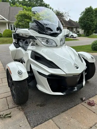 Spyder CanAm RT 2018 avec 54 000 KM en excellent état, entretien annuel effectué et 3 pneus presque...