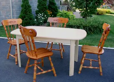 **TABLE DE CUISINE EN CHENE PALE=======> 175$ **CHAISE DE BUREAU** ===============>25$ ** 2 CHAISES...