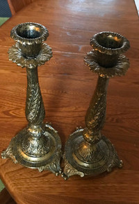 Une paire de chandeliers très lourds de couleur or