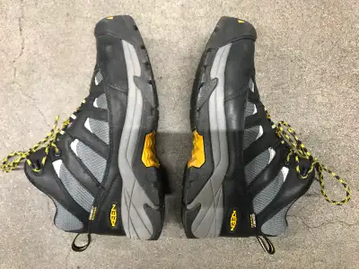 Men’s Keen steel toe work boots size 8, View more
