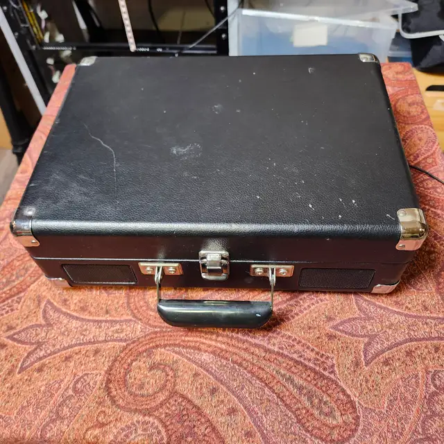 Crosley Suitcase Record Player / Turntable in Stereo Systems & Home Theatre in Chatham-Kent - Image 3