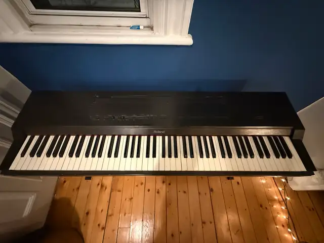 Roland digital piano  in Pianos & Keyboards in City of Montréal - Image 6