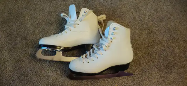 Kids Ice skate size 12.5 in Skates & Blades in Hamilton - Image 2