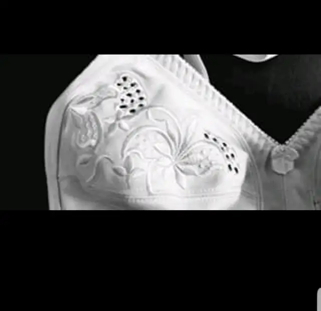 BRAND NEW! White embroidered wireless Bra. 44D / Soutien gorge62863286037378122