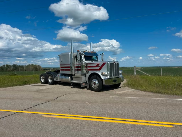 2023 Peterbilt 389 Tandem Truck Tractor in Heavy Trucks in Red Deer - Image 2
