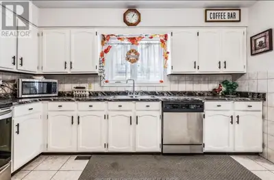 A decent size room available immediately in the heart of Leamington. Monthly rent is $750 includes u...