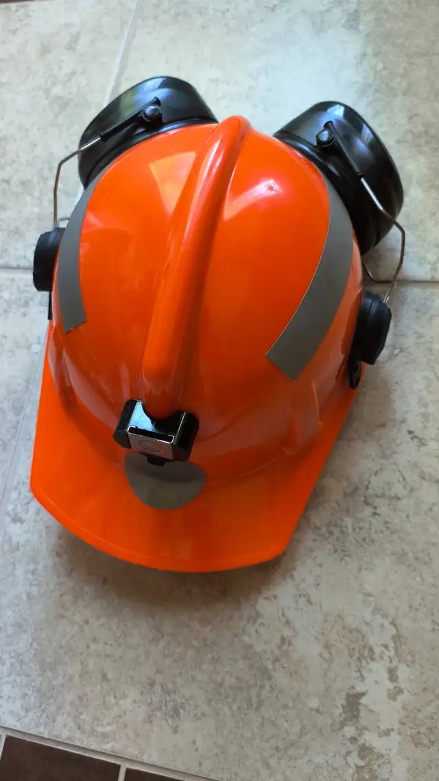 Casque de protection Topgard MSA avec coquille anti-bruit in Multi-item in City of Montréal - Image 2
