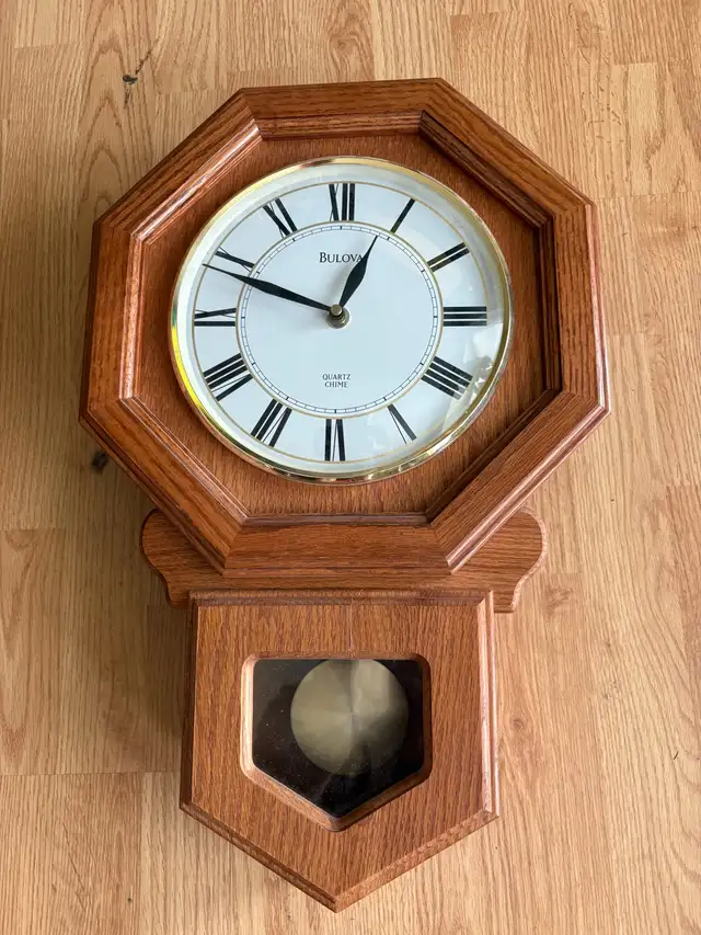 Chime clock in excellent condition