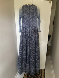 Medium/Mid-Size Elegant & Modest Blue Evening Gown (Size 10)