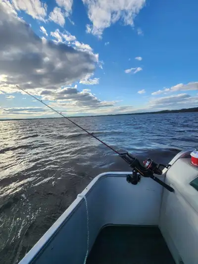 24 foot SunTracker Pontoon boat. Comes with Yamaha motor, anchor hoist, and trailer. Great for fishi...