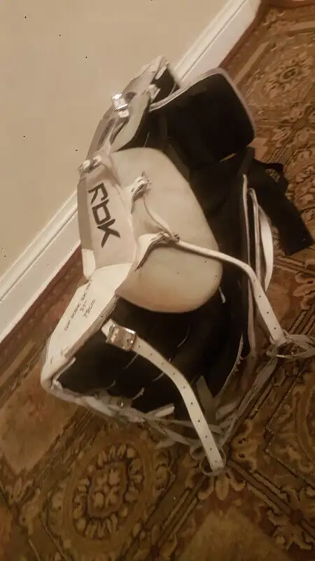 Reebok RBK 8K Hockey Goalie pads 31" 79cm INT in Hockey in Markham / York Region - Image 9