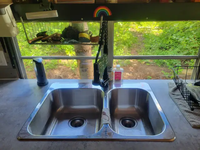 35 professionally converted skoolie in RVs & Motorhomes in Kelowna - Image 9