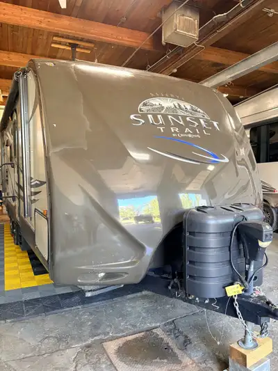 Our 26BH Sunset trailer is a lightweight family friendly trailer that features a rear bunkhouse and...