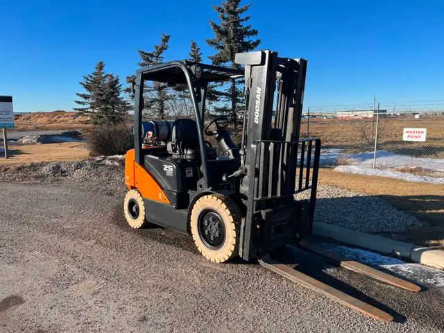 * LOW HOUR * Used Doosan G25 2020 Indoor Outdoor 5000lb Forklift in Other in Saskatoon - Image 4