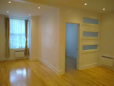 RARE SUR LE PLATEAU STATIONNEMENT INCLUS. Ce condo clé en main situé au rez-de-chaussée, en plein cœ...