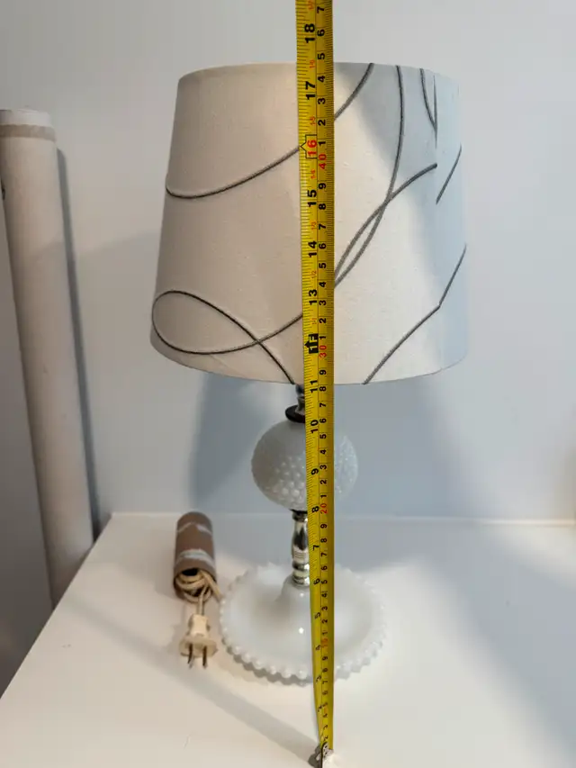 Milk glass table lamp in Indoor Lighting & Fans in Oakville / Halton Region - Image 5
