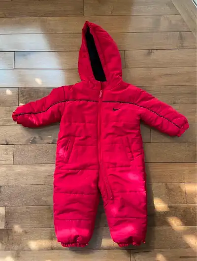 Super warm and cozy snowsuit for your little one. Also comes with matching hand and foot mitts/booti...