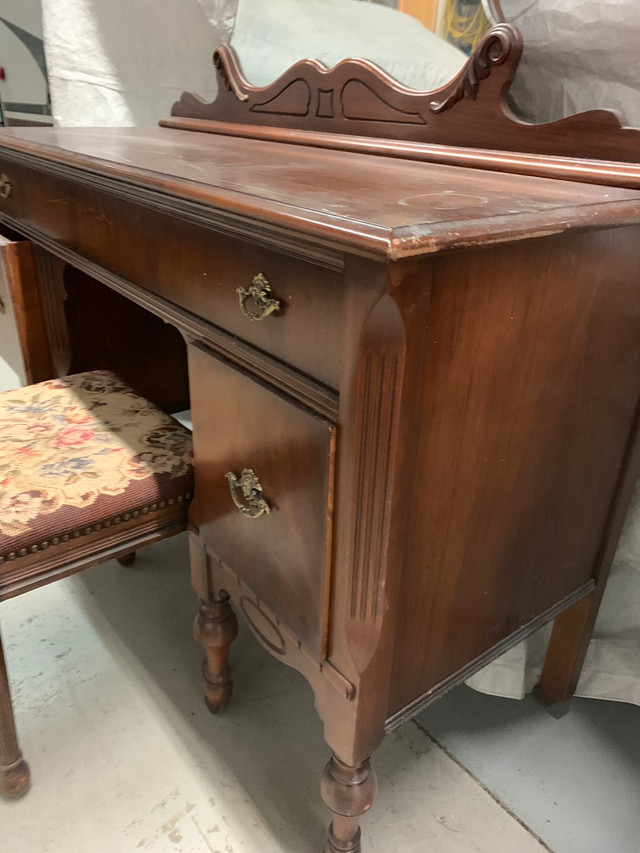 Antique makeup desk  in Desks in Oakville / Halton Region - Image 2