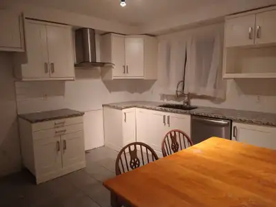 Premier étage d'un duplex, avec cours arrière. 3 chambres fermées avec fenêtre. Environ 1000 pieds c...