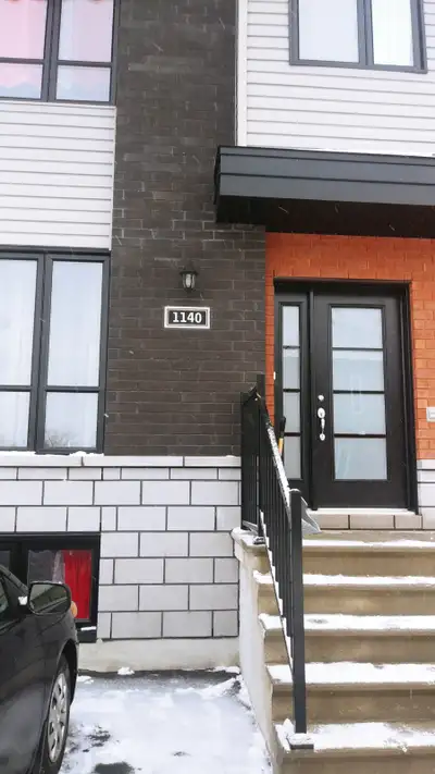Une belle chambre à louer située à Aylmer, quartier calme pour études. Elle équipée d'un lit, d'une...