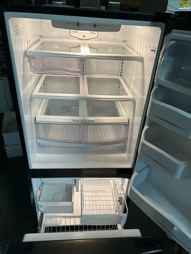 GE Stainless Stell Refrigerator - No issues in Refrigerators in Kitchener / Waterloo - Image 7
