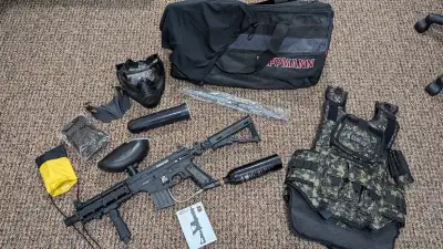 What's included: Tippmann Sierra One Paintball Gun – Black Face shield Two paintball canister Glaves...