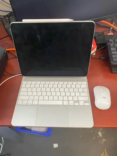 IPad 13” M4 256GB / Apple Magic Keyboard , View more