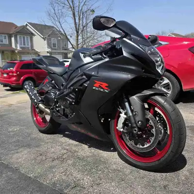 2017 Suzuki Gsxr 600cc - showroom condition Color only made that year! 1600kms, 1 owner, 2 Keys Fres...