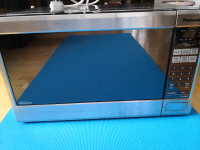 Panasonic Stainless Steel Microwave with 13.5" turntable plate